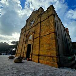 Cerkvica z lepim vitražem.