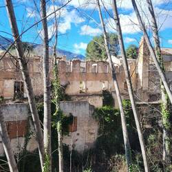 Wieder ein Gebäude, das dem Verfall preisgegeben ist.