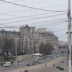 Die breite Hauptstraße wird auch für Militärparaden genutzt