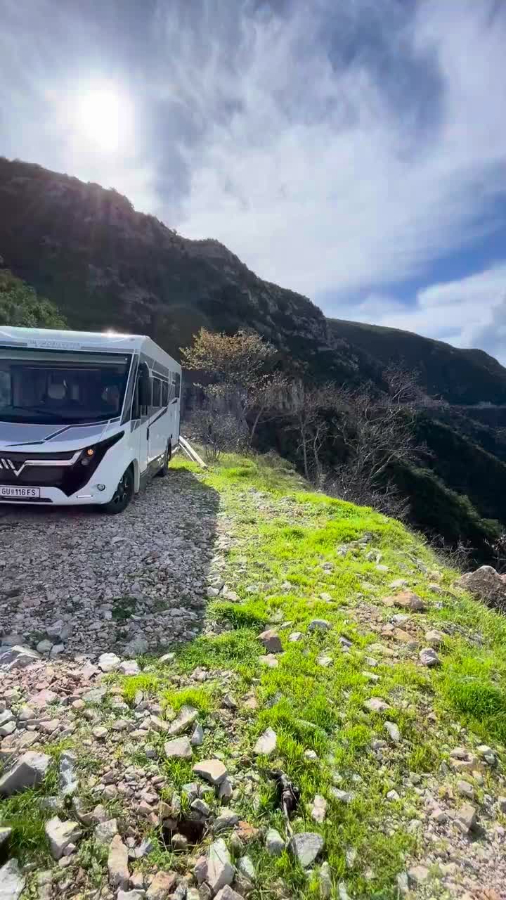 Leonidio eingebettet in den Bergen 👀🤩