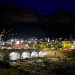 ..heute Abend hinter uns ein Olivenhain und vor uns das muntere Leonidio🇬🇷🚐😴😴😴