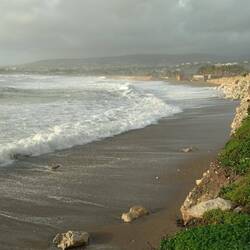 Strand hinterm Hotel.