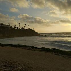 Strand hinterm Hotel.