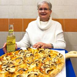 Delicious pizza for a late lunch ... Pizzeria Nettuno — Bologna, Italy.