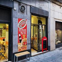 Delicious pizza for a late lunch ... Pizzeria Nettuno — Bologna, Italy.