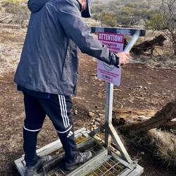 Schuhe putzen vor und nach den Wanderwegen zum Schutz der Natur