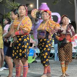 Und die Indigenas sind auch immer so gekleidet