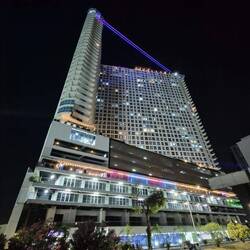 Laserstrahl an einem Hochhaus