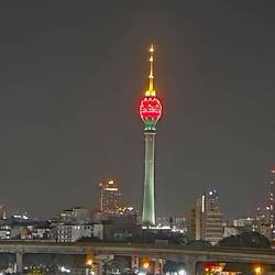 Der Lotustower überstrahlt alles