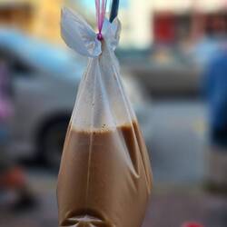 Masala Tee - jetzt gehöre ich zu den Lokals. Im Plastiksackerl serviert.