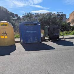 Die kleinen Mülltonnen sind umgeweht