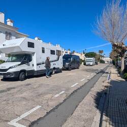 Die Seitenstraße füllt sich