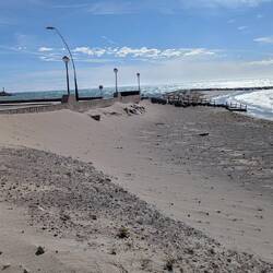 Das Mäuerchen wird zur Sanddüne