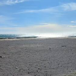 Das Meer ist aufgewühlt aber die Sonne scheint