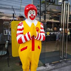 Selbst bei McDonalds gilt der Wai