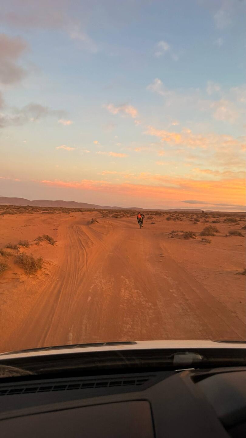Die Anfahrt durch das trockene Terrain, Yassin fährt vor! 😎😍