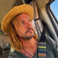 Mit Hut auf dem Rückweg zur asphaltierten Straße