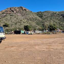 ...mit angrenzendem Angler-, Aussteigerdorf