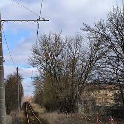 Straßenbahn über die Bahngleise