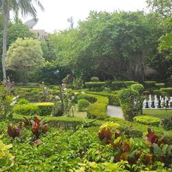 Schöne Anlage (sogar mit Schachspiel) 😉