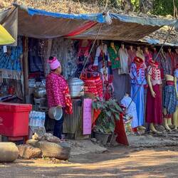 Ein Stand mit bunter traditioneller Kleidung