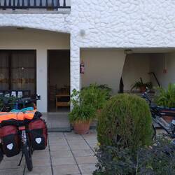 Unser Apartment links im Bild. Ohne Treppe.