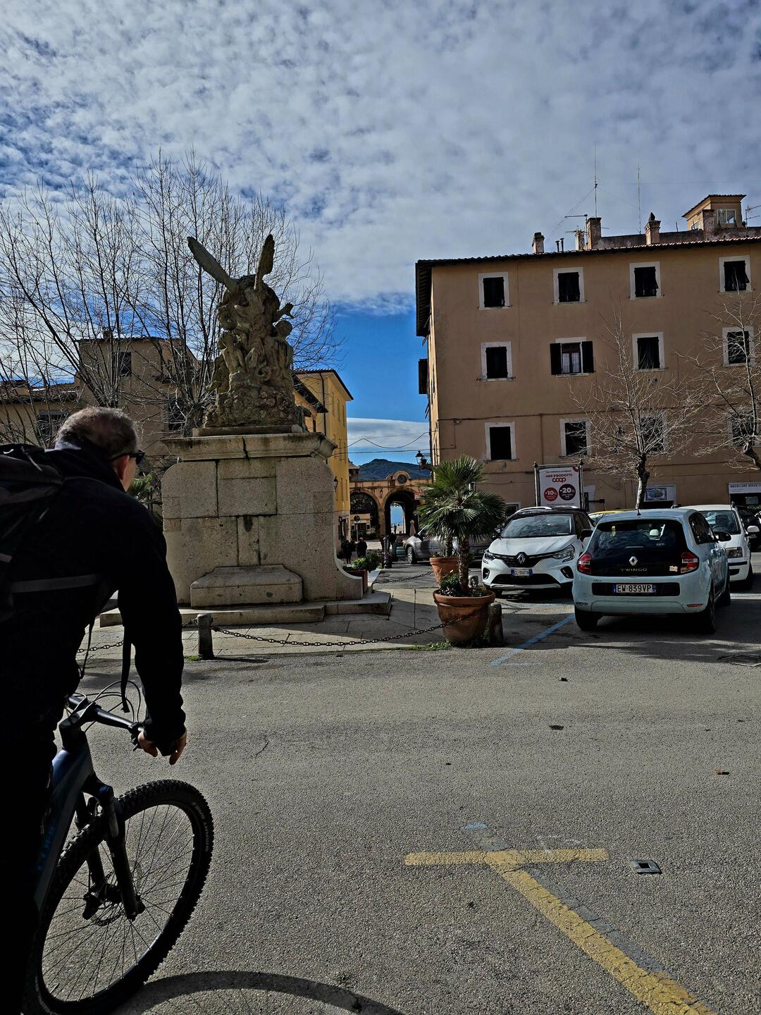 Toni obrača priti utrdbam...