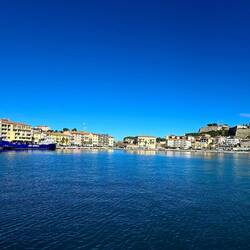 Pogled iz pomola, kjer pristajajo trajekti...