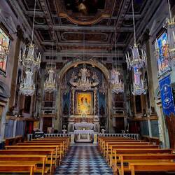 Cerkvica v centru s simpatičnimi lestenci