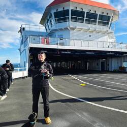 Robin je priden... Toni mu na veliko priboljške deli...