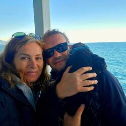 Robin ko ga vzdigneš se oprime s tačkami... njemu voda prav ni... višina tudi ne...