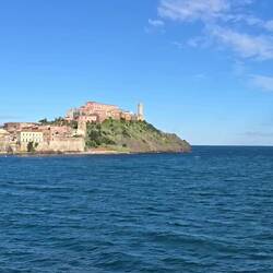 Helikopter preletava obzidje...