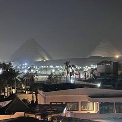 ... und können die Pyramiden erahnen.