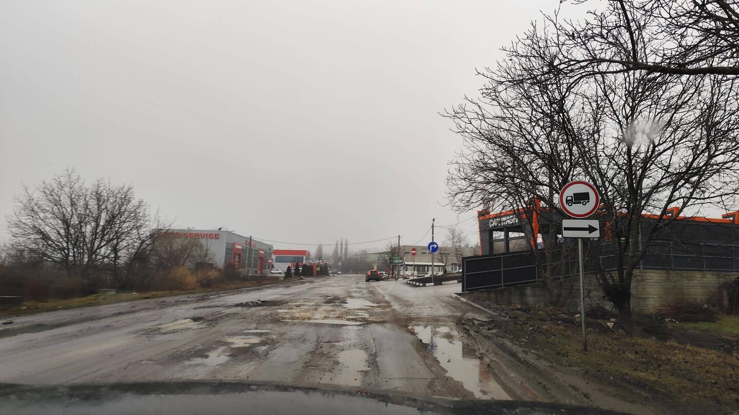 zum Teil üble Straßen mit Schlaglöchern