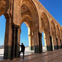 The Atlantic Ocean is behind the mosque