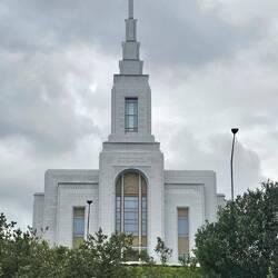 Momonentempel Eröffnung 5-2025