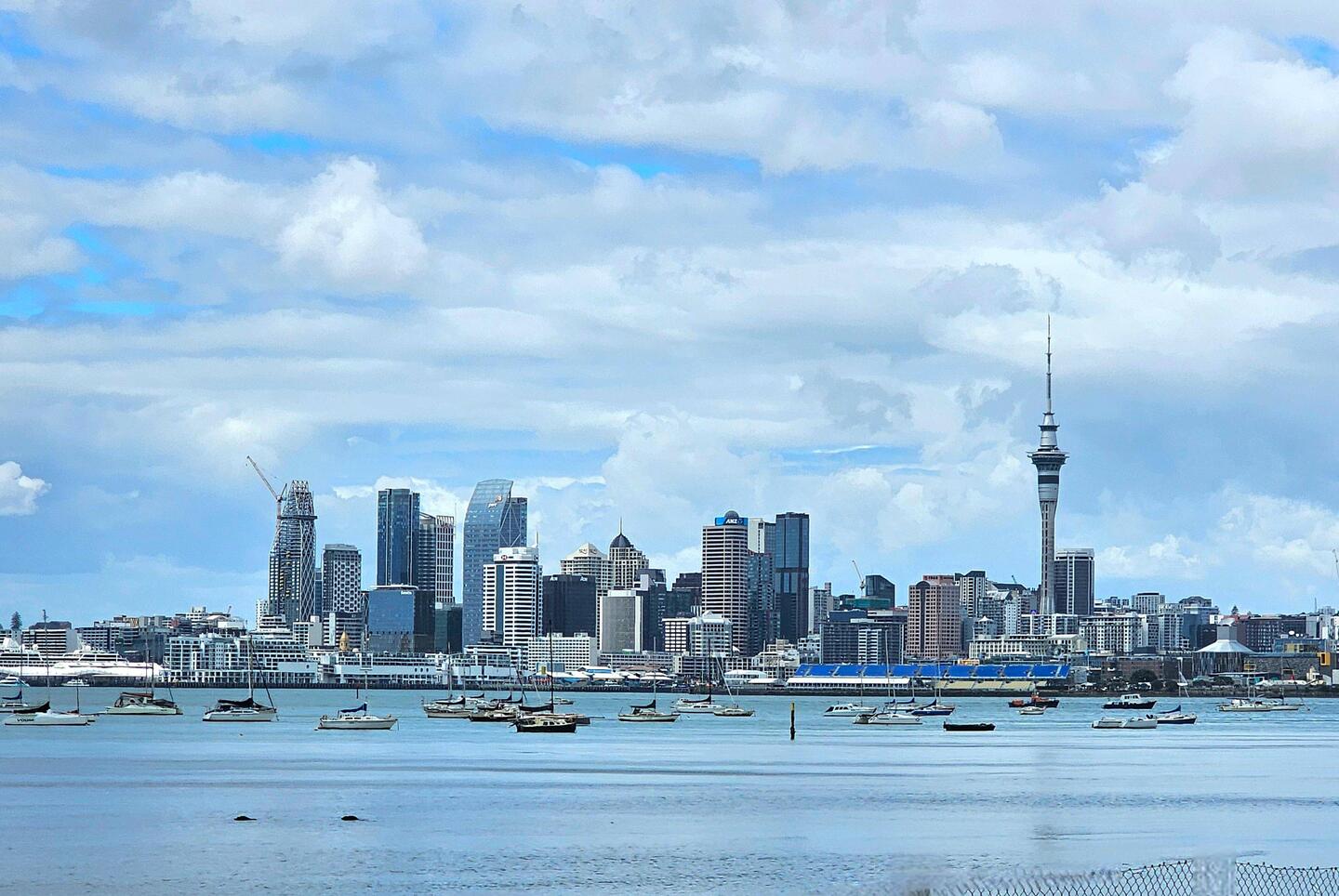 Skyline Auckland mit Hafen