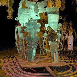 This work echoes "The Offering" from the Gold Museum