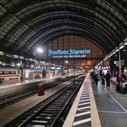 Und Gleis verlegt wegen Verspätung