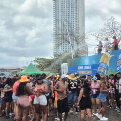 Es wird Bier getrunken und getanzt