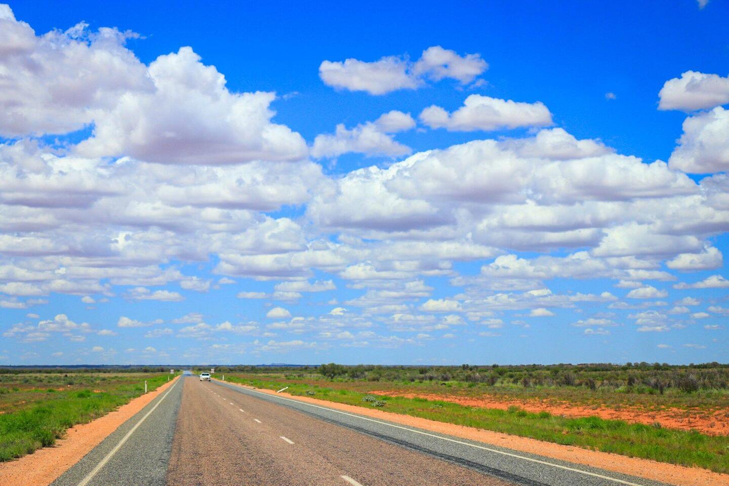 Eine der Straßen nach Alice Spings - mehr Horizont geht nicht