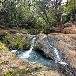 Und oberhalb vor den Falls