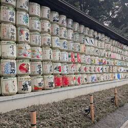 Gestiftete Sake Fässer für die Geister