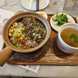 Une spécialité du Chinatown de Bangkok: le riz en cassolette de terre-cuite