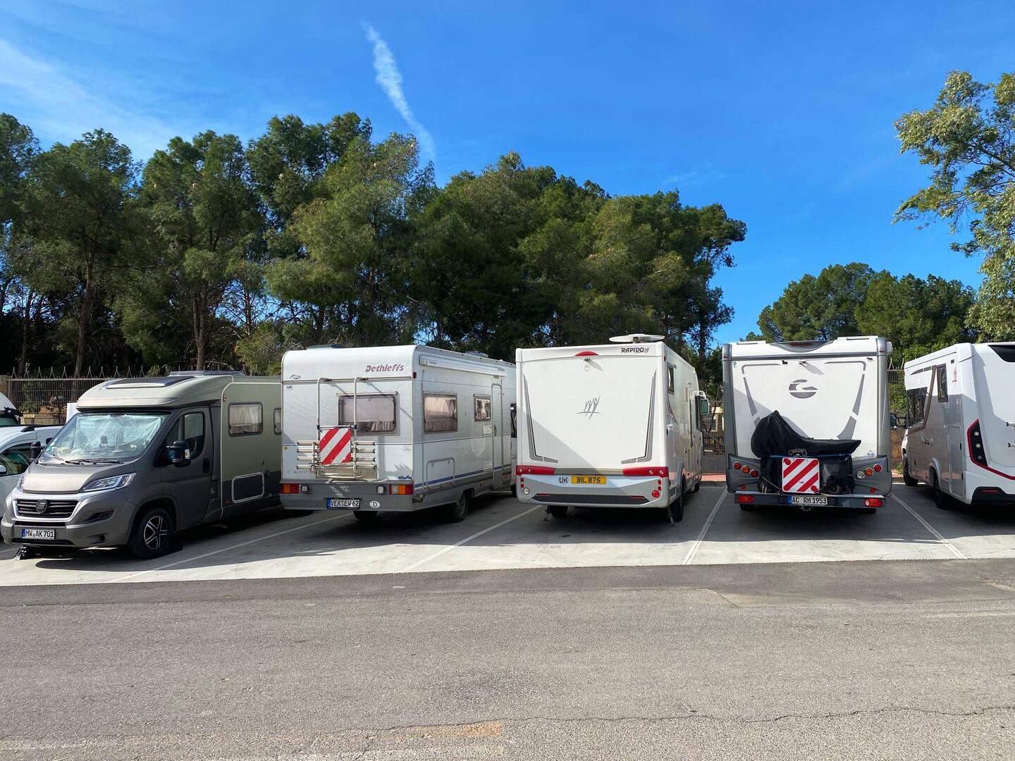 Ganz schön eng, 13 Plätze - alle durchgängig belegt. Die Nachfrage ist groß