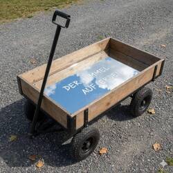 Dieses KI generierte Bild bezieht sich auf ein Werk von Timm Ulrichs, das ich im Netz nicht finde.