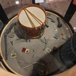 Bis auf die Trommel auf dem Schlachtfeld gefunden.