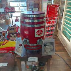 Ein Sirupfaß mit Cola und Dr.Pepper.