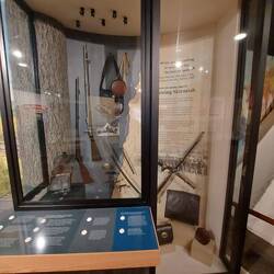 Waffen und Ausrüstung.