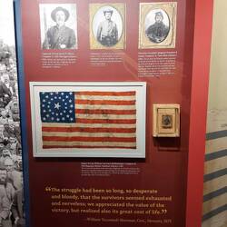 Beteiligte und Fahne der Konföderierten.